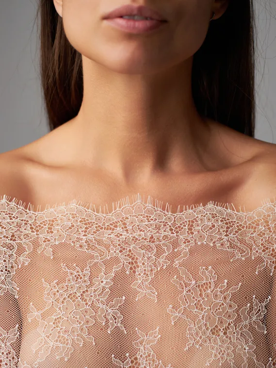 01-11 Кружево шантильи 23 см, телесный 126