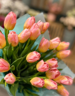 Букет из 25 розово-жёлтых тюльпанов