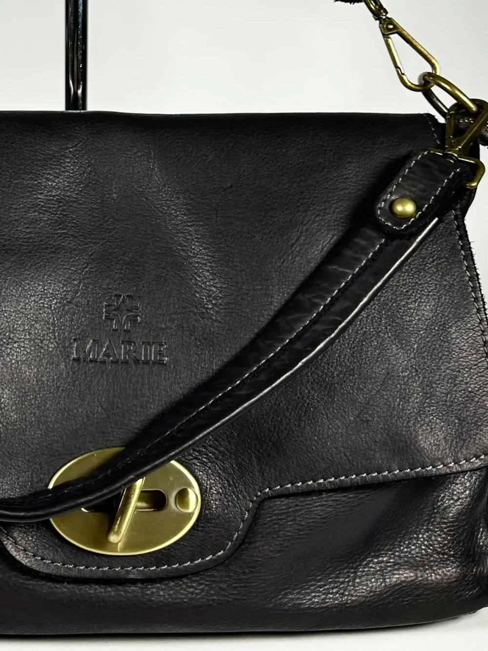 Женская наплечная сумка из натуральной винтажной кожи черного цвета