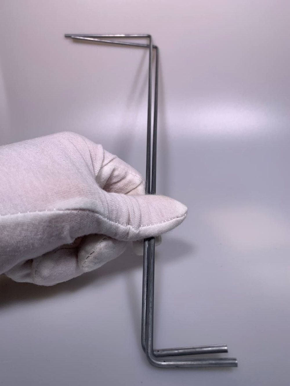 Петля - пружина дверки Indesit Ariston C00087073 + скобы + шурупы