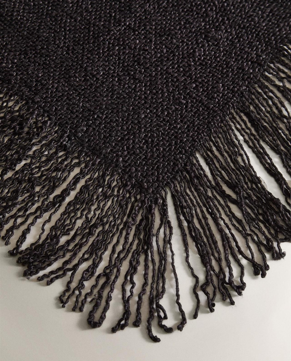 Zara Home - Декоративный плед с бахромой, черное, 140x190 см