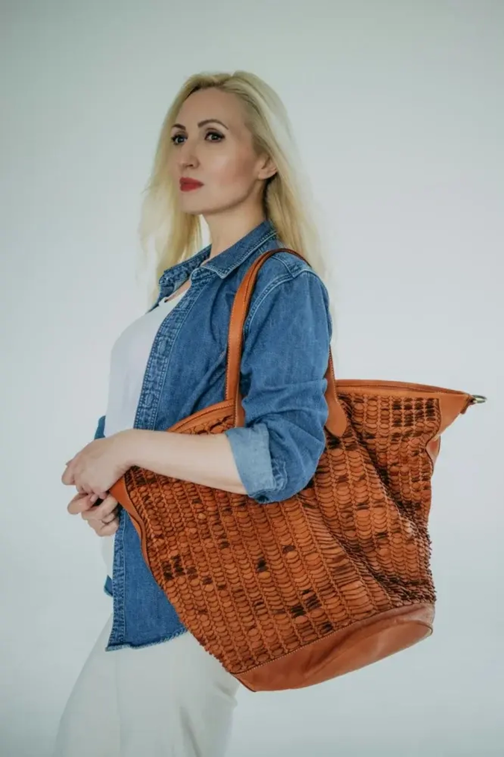 Женская большая плетеная сумка цвета whisky