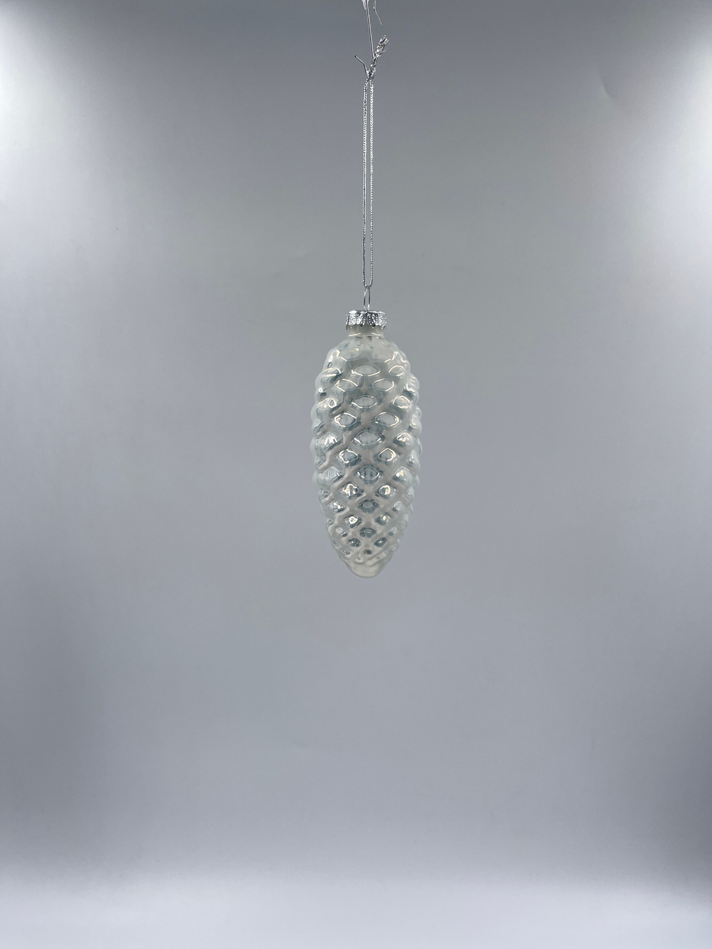 Набор шишек 10x5см 12шт ChristmasDeLuxe белый/серебро