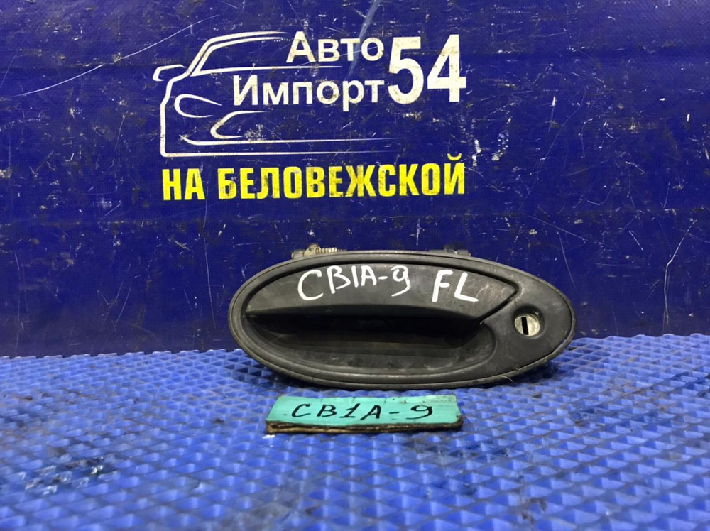 Ручка двери передней левой внешняя MITSUBISHI LANCER 1994