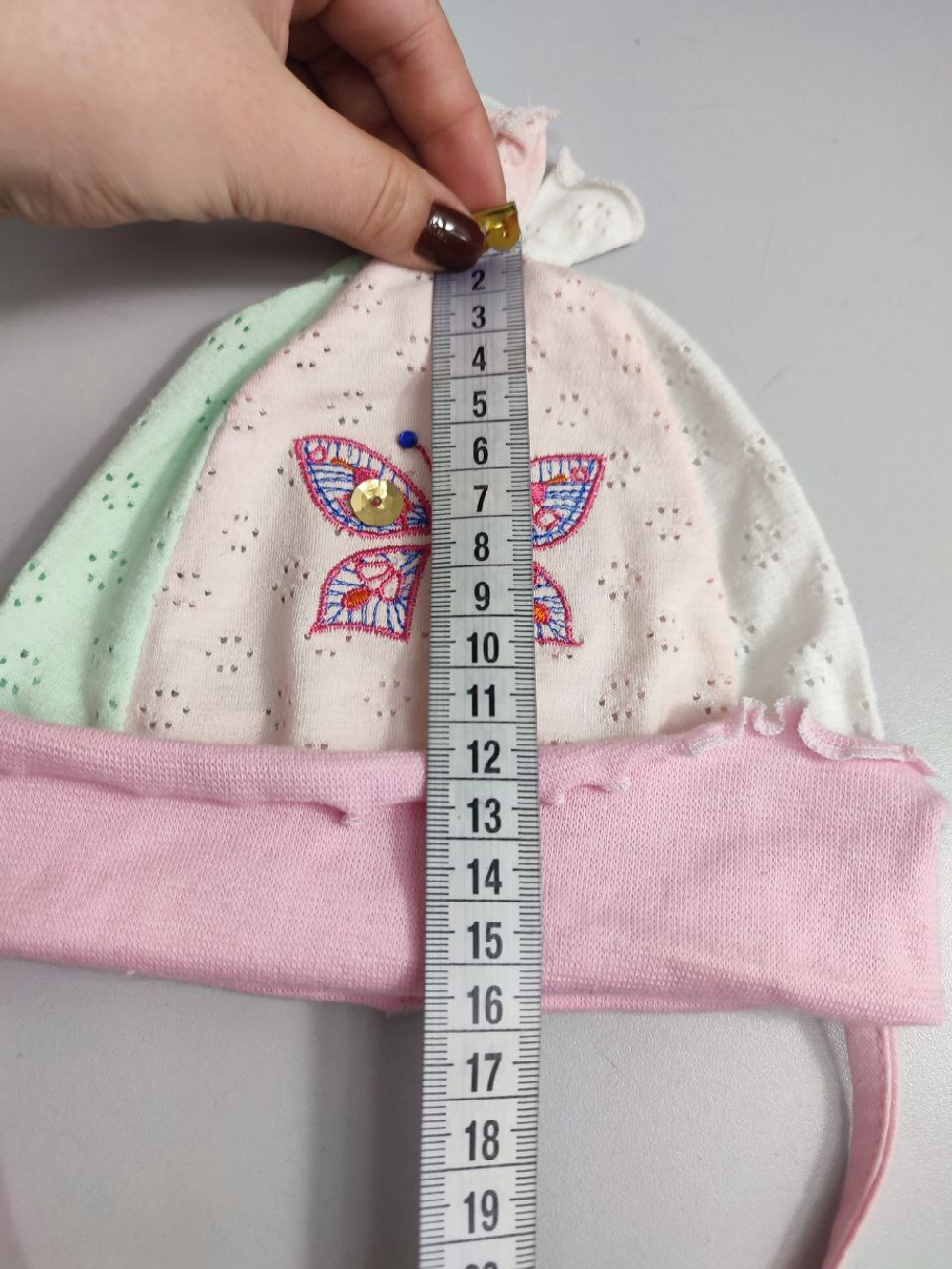 Шапка из хлопка на завязках для новорожденного