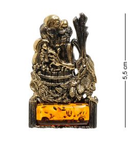 AM-1873 Магнит «Банщик» (латунь, янтарь)