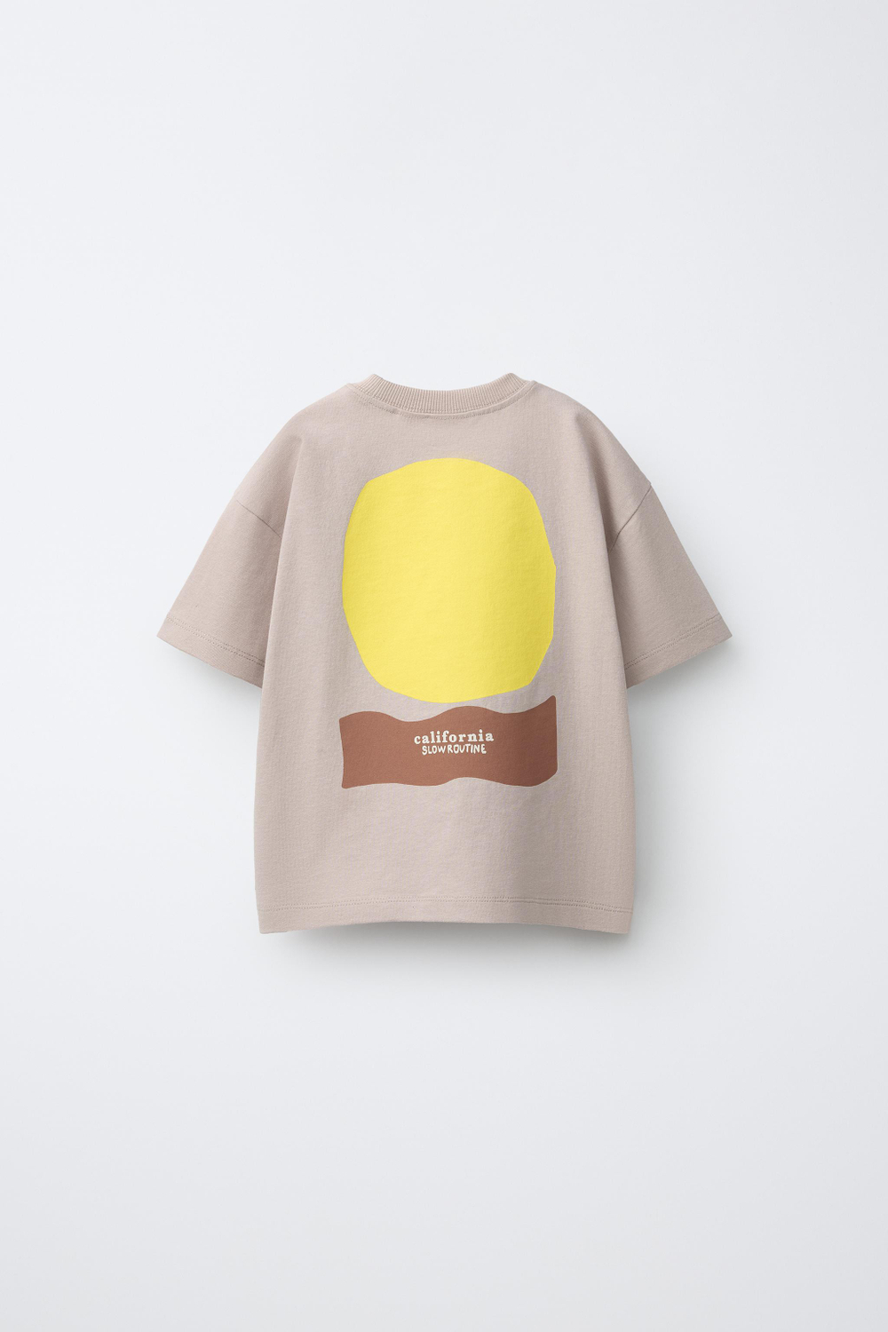 ZARA ФУТБОЛКА С ПРИНТОМ СОЛНЦЕ, ЦВЕТ МАЛЬВЫ