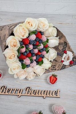 Букет из ягод и цветов Сладкое счастье