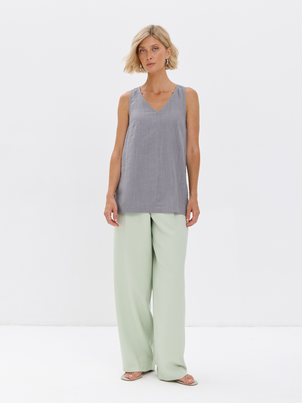 Удлиненный топ из льна с V-вырезом