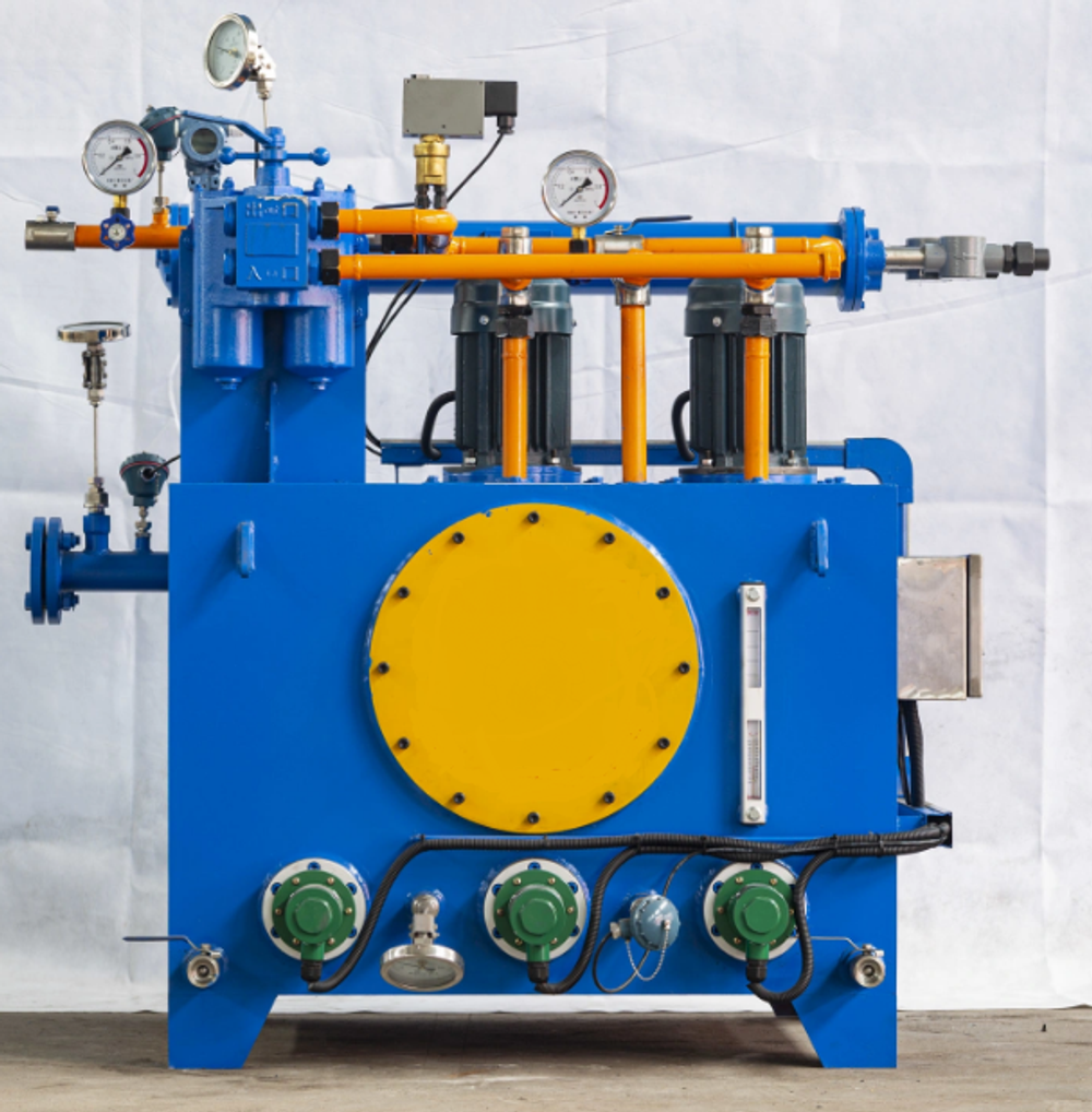 GXYZ-A2.5/100 - Циркуляционная станция смазки серии A, расход насоса высокого давления составляет 2,5 л/мин при давлении 31,5 МПа, насос низкого давления работает при 0,4 МПа с подачей масла, равной 100 л/мин; применяется управление от ПЛК