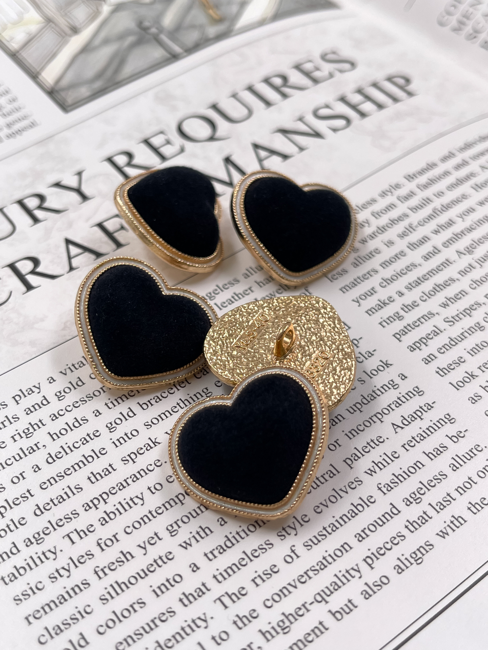 Пуговицы Сердечки бархатные черные