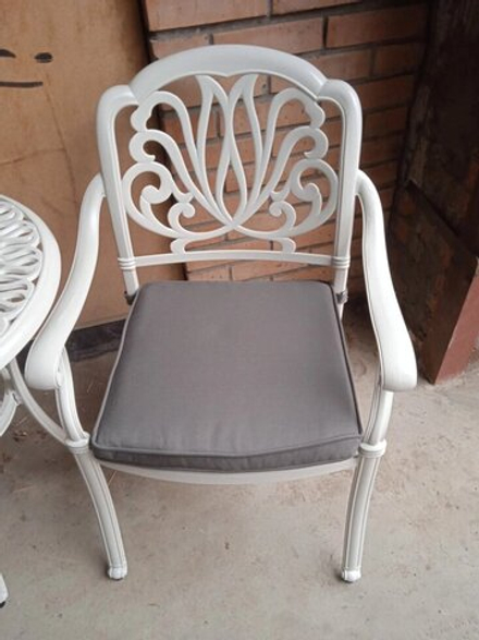 Белое кресло Louis из литого алюминия