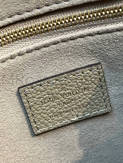 Коричневая сумка Louis Vuitton Onthego PM с узором монограм