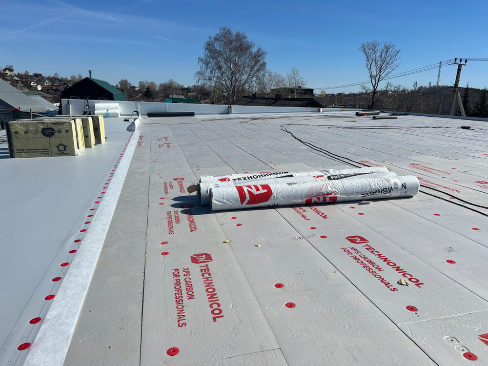 Поставка и монтаж плоской кровли из ПВХ мембраны (система СМАРТ) магазин г. Дегтярск