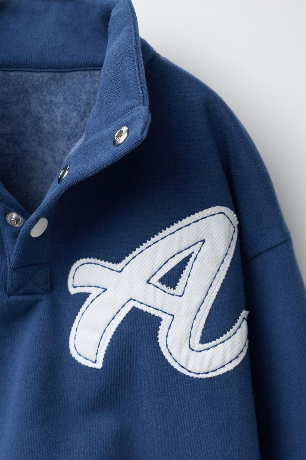 ZARA ТОЛСТОВКА С НАШИВКОЙ-БУКВОЙ, ЯРКО-СИНИЙ