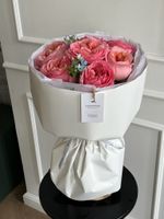 Букет сборный с пионовидными розами и незабудками