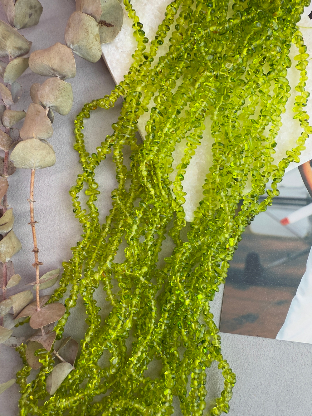 Стеклянные бусины галька, 3-5 мм, нить 80 см, Петрушка