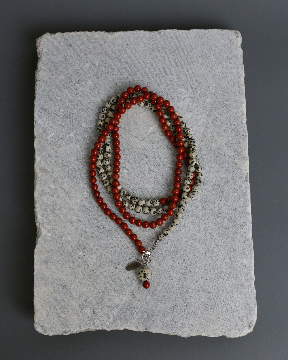 Нить из долматиновой и красной яшмы