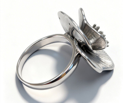 Ювелирное кольцо из серебра 925 пробы с фианитами.Размер 18