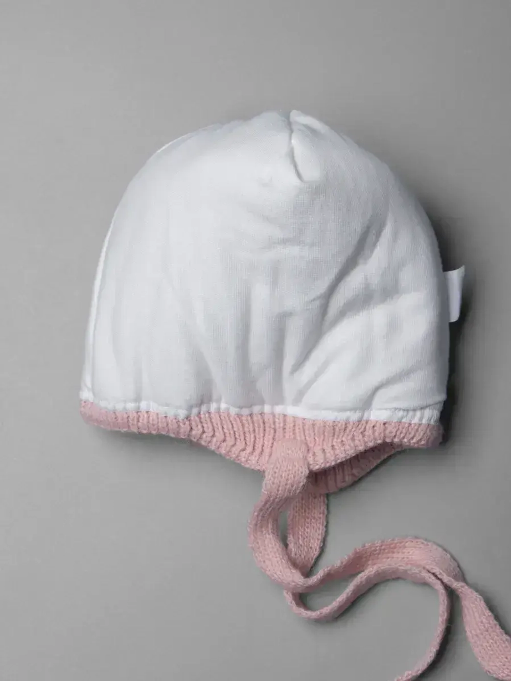 Шапка детская с помпоном на завязках