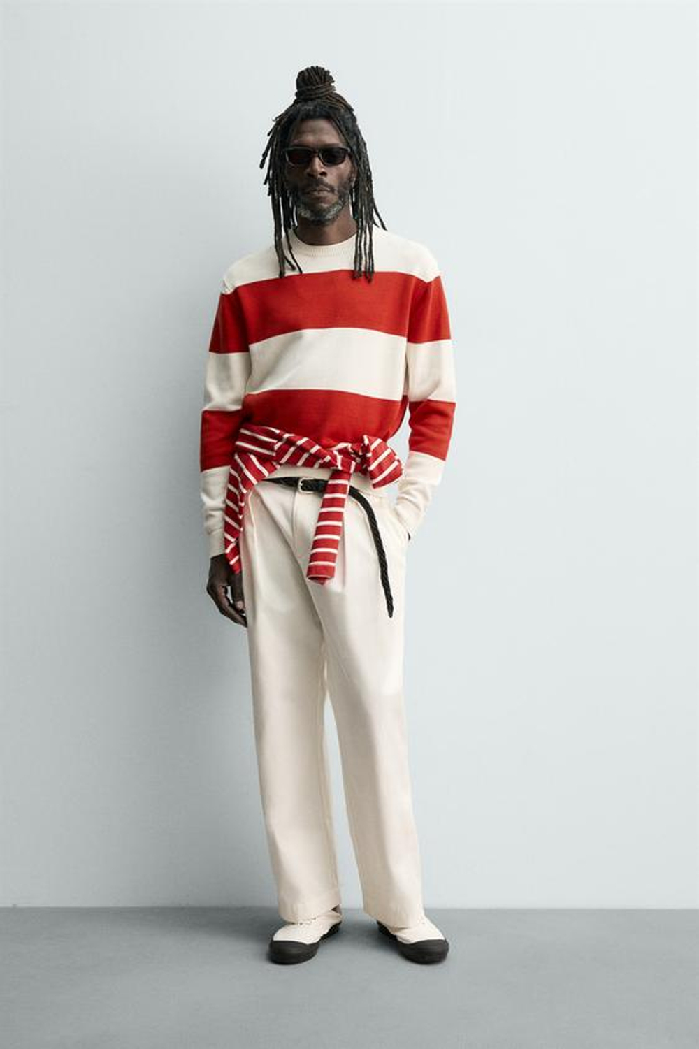 ZARA X AARON LEVINE БРЮКИ ЧИНОС СО СКЛАДКАМИ, ЖЕЛТОВАТО-БЕЛЫЙ