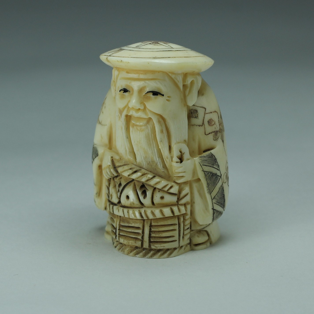 Нэцкэ Дзюродзин в круглой шапке с корзиной рыбы