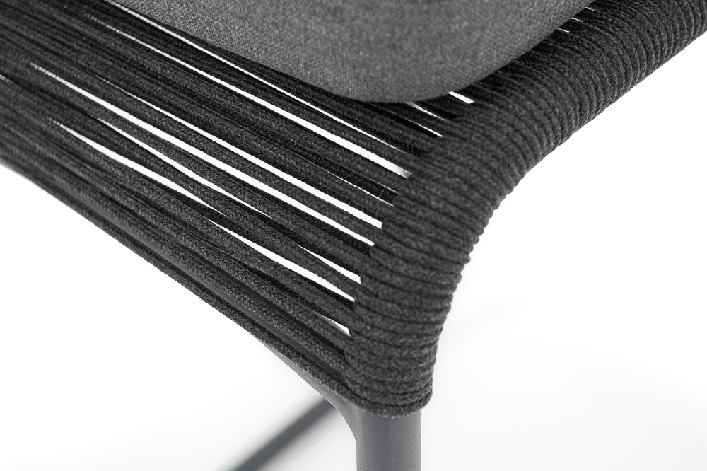 "Ането" стул барный плетеный из роупа, каркас алюминий темно-серый (RAL7024) муар, роуп темно-серый круглый, ткань темно-серая 027