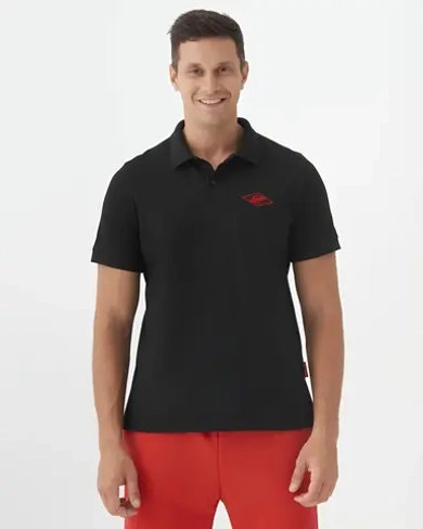 Наш герой играет в уникальном комплекте бренда «Спартак» — одежда, которая сочетает комфорт и практичность