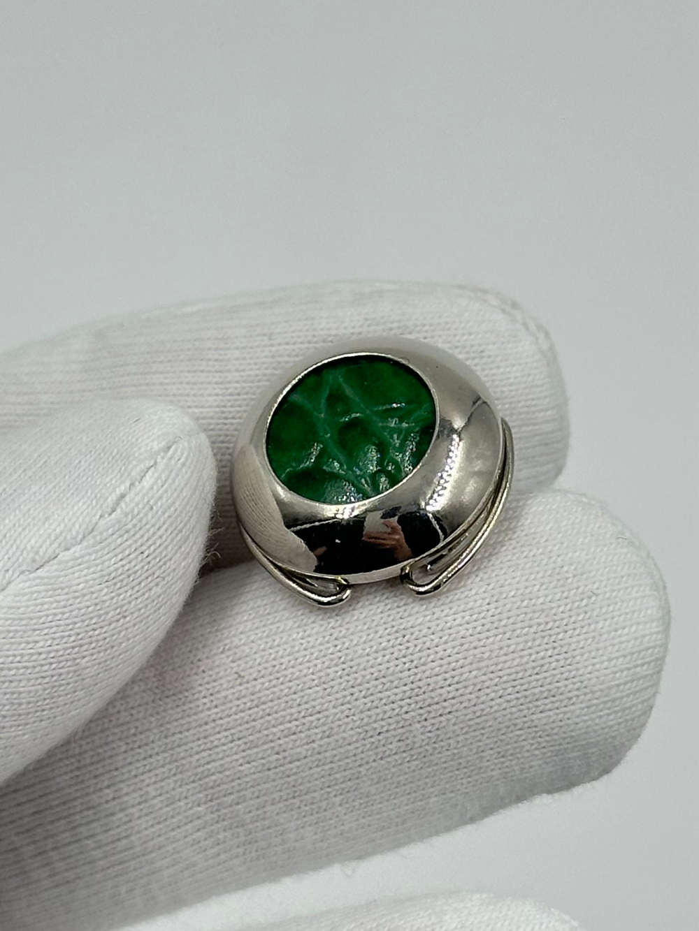 Накладка на пуговицу с зелёной вставкой