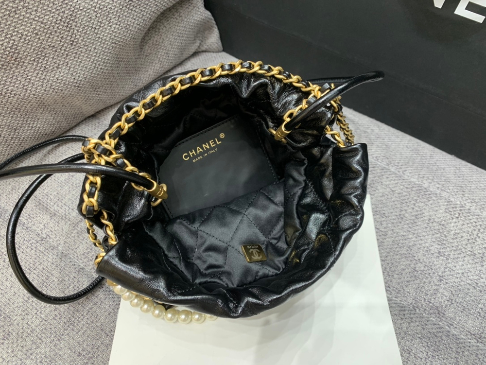 Chanel 22 Mini Handbag 20 cm