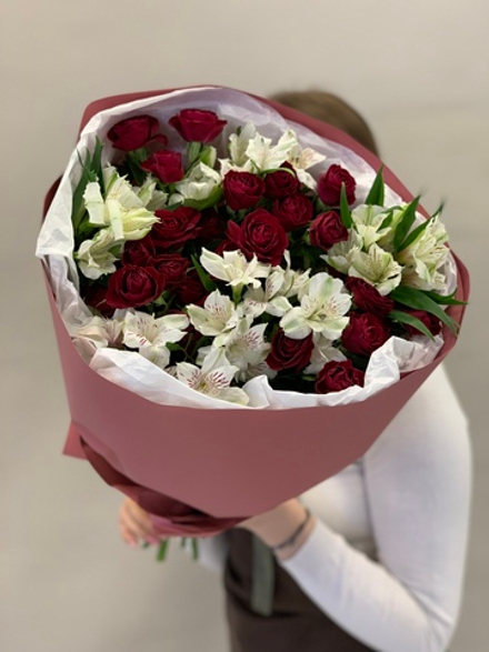 Букет цветов Кустовые розы и альстромерии