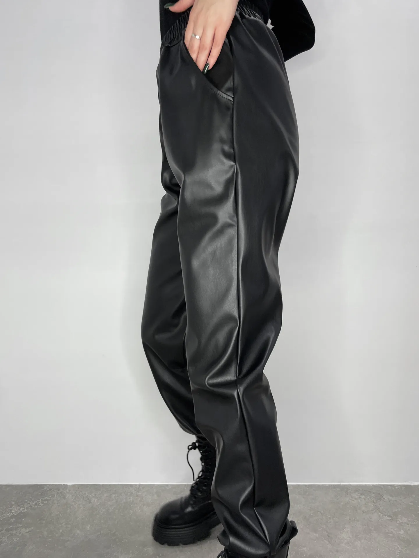 Штаны-джоггеры Womens fashion из кожзама на резинке с карманами по бокам\Черный недорого