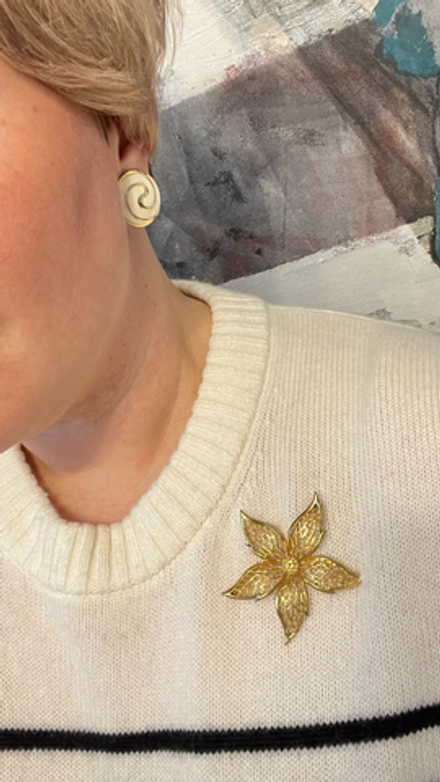 Крупная брошь цветок