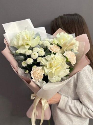 Авторский букет с белыми французскими розами