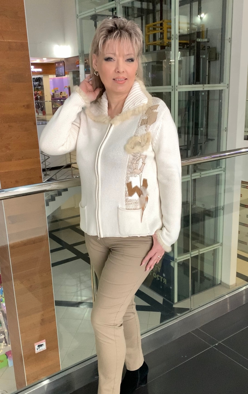 Белый теплый  жакет на молнии с меховой отделкой