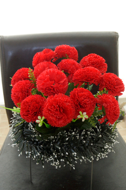 ритуальная полянка малая 14 красных гвоздик