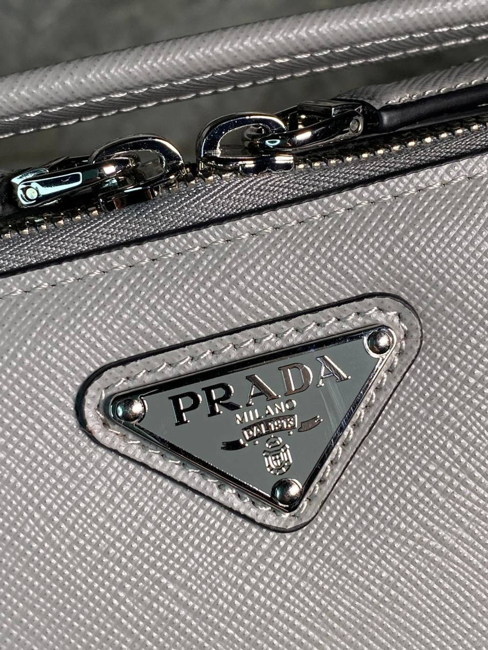 Сумка-мессенджер Prada