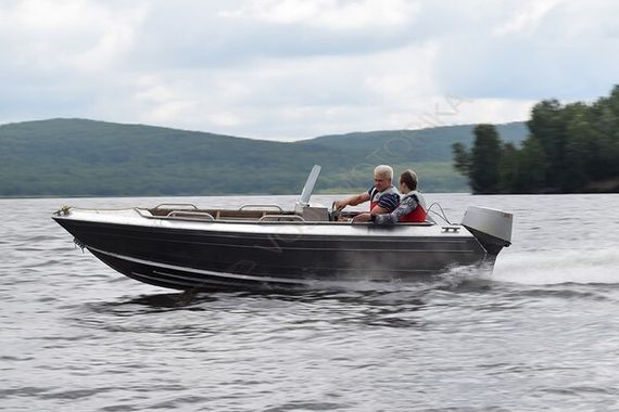 Алюминиевая лодка Алюмакс-435 с консолью