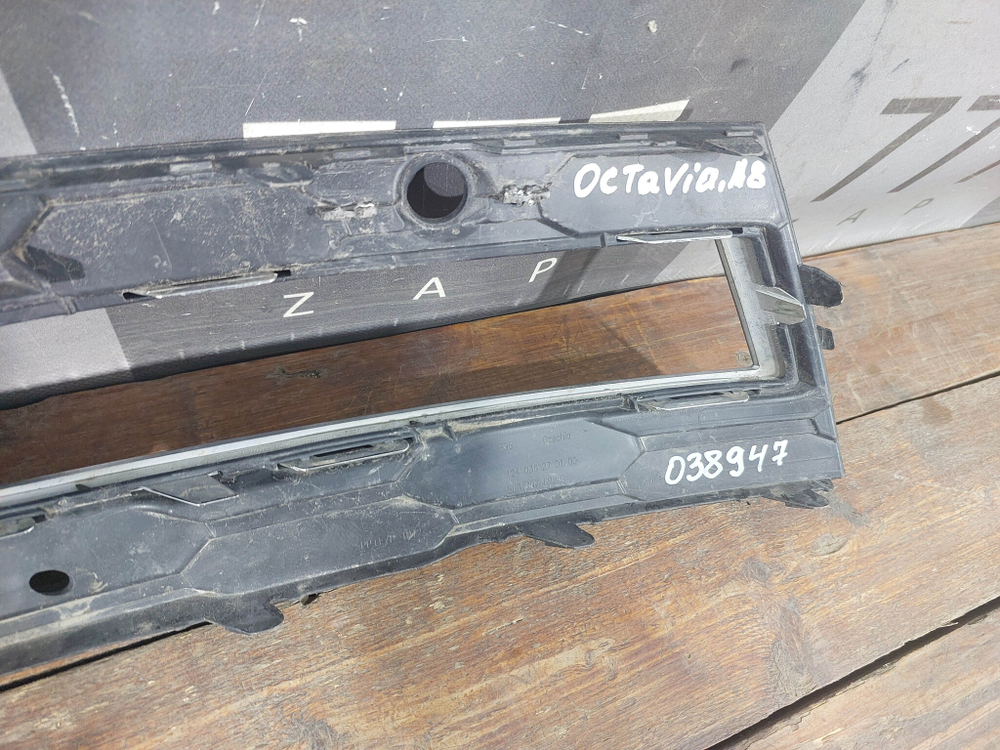 Накладка ПТФ правая Skoda Octavia 4 (A8) 19-нв Б/У Оригинал 5E3807682C