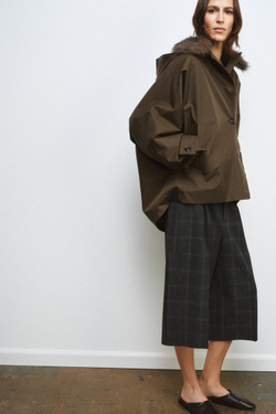 ZARA КОРОТКИЙ ТРЕНЧ С МЕХОВЫМ ВОРОТНИКОМ — ZW COLLECTION, ТЕМНЫЙ ХАКИ