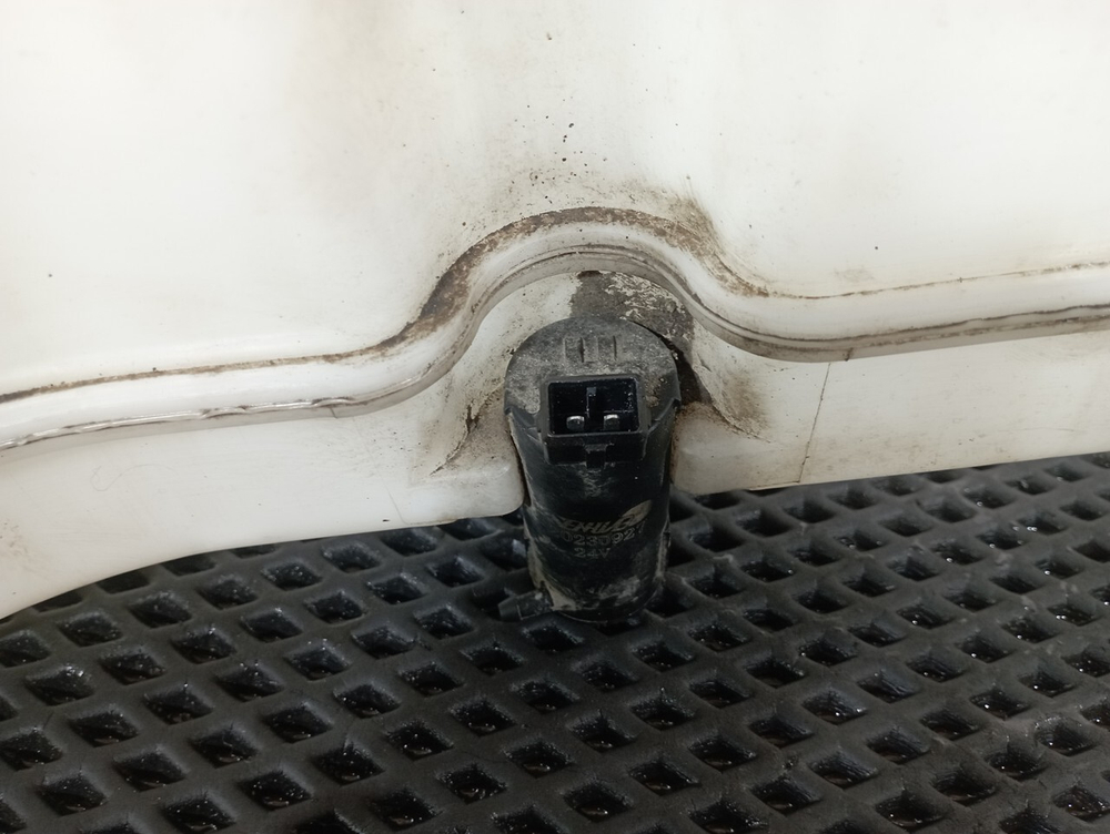 Бачок омывателя лобового стекла 2023г