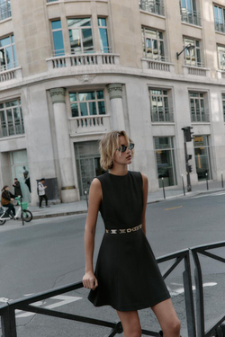 ZARA МИНИ-ПЛАТЬЕ С ЗОЛОТЫМ РЕМНЕМ, ЧЕРНЫЙ