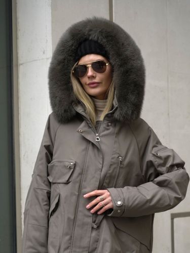 Коричневая укороченная парка с меховым воротником