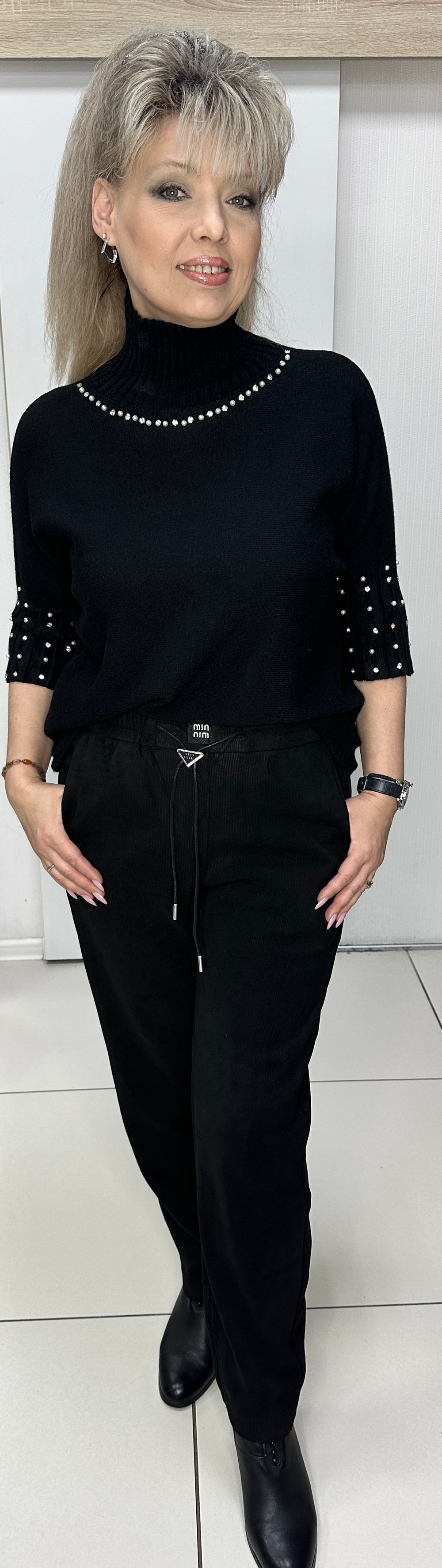 Белый джемпер со стразовым принтом и укороченными рукавами