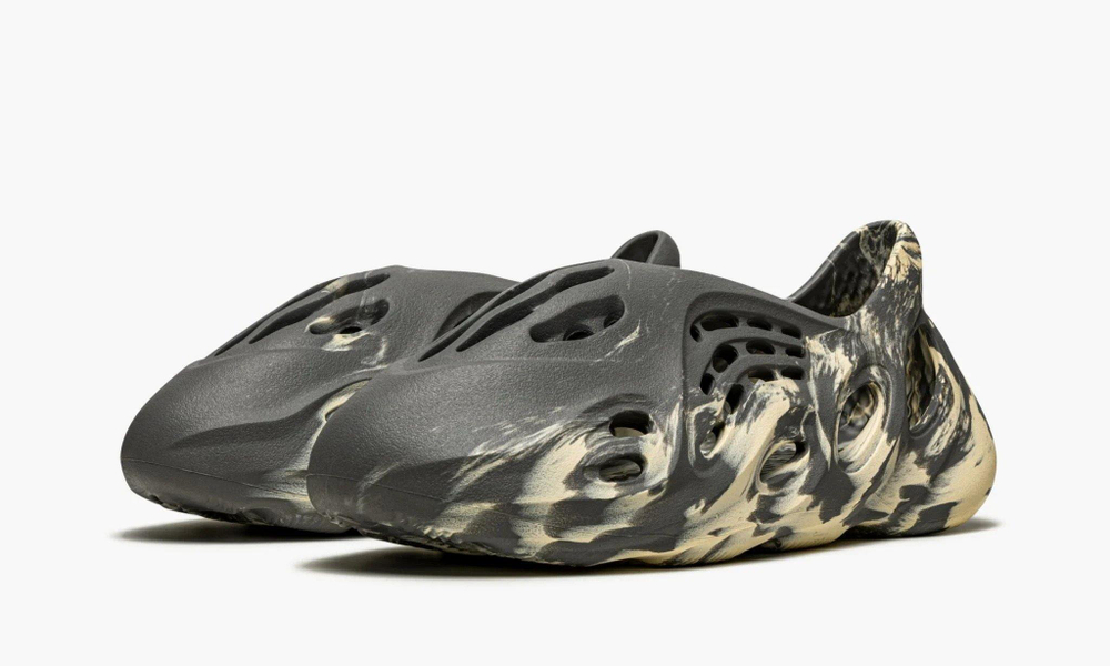 Yeezy Foam RNNR MXT "Moon Gray"