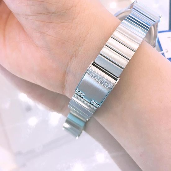 Наручные часы Casio MQ-1000D-1ADF с бриллиантами