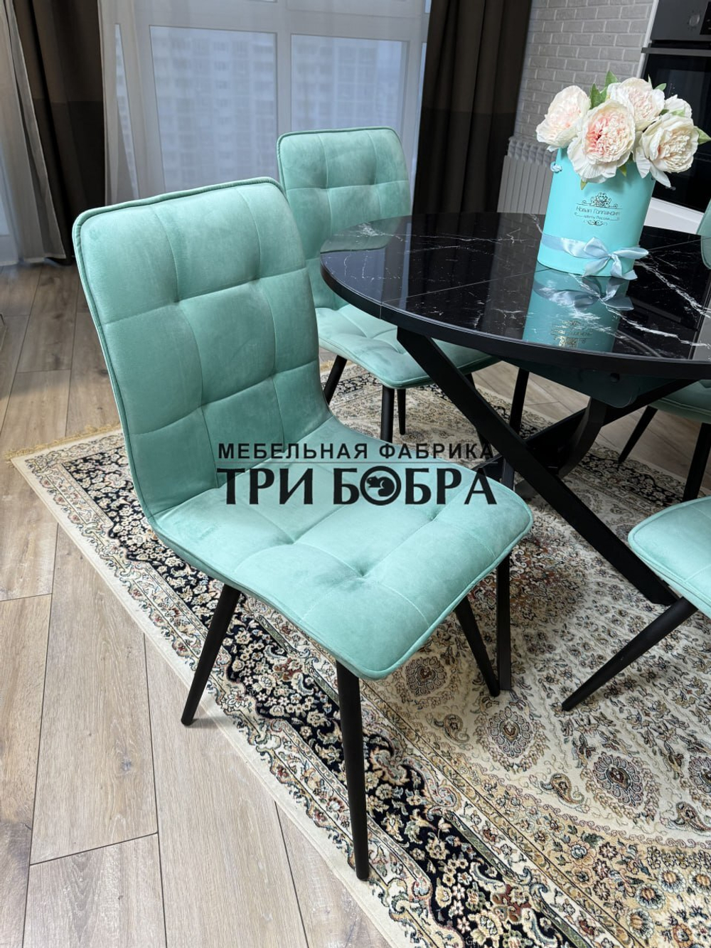 Круглый стеклянный раздвижной стол "Черный оникс" и стулья "ГУЧИ" тиффани