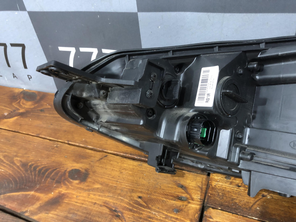 Фара правая галоген Kia Sportage 4 (QL) 16-18 Б/У Оригинал 92102F1010