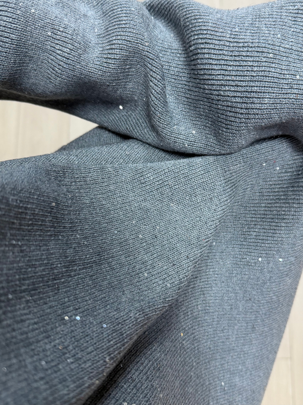 Серый вязаный джемпер с пайетками