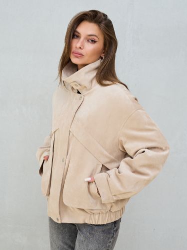 Объемная куртка бежевого цвета из замши